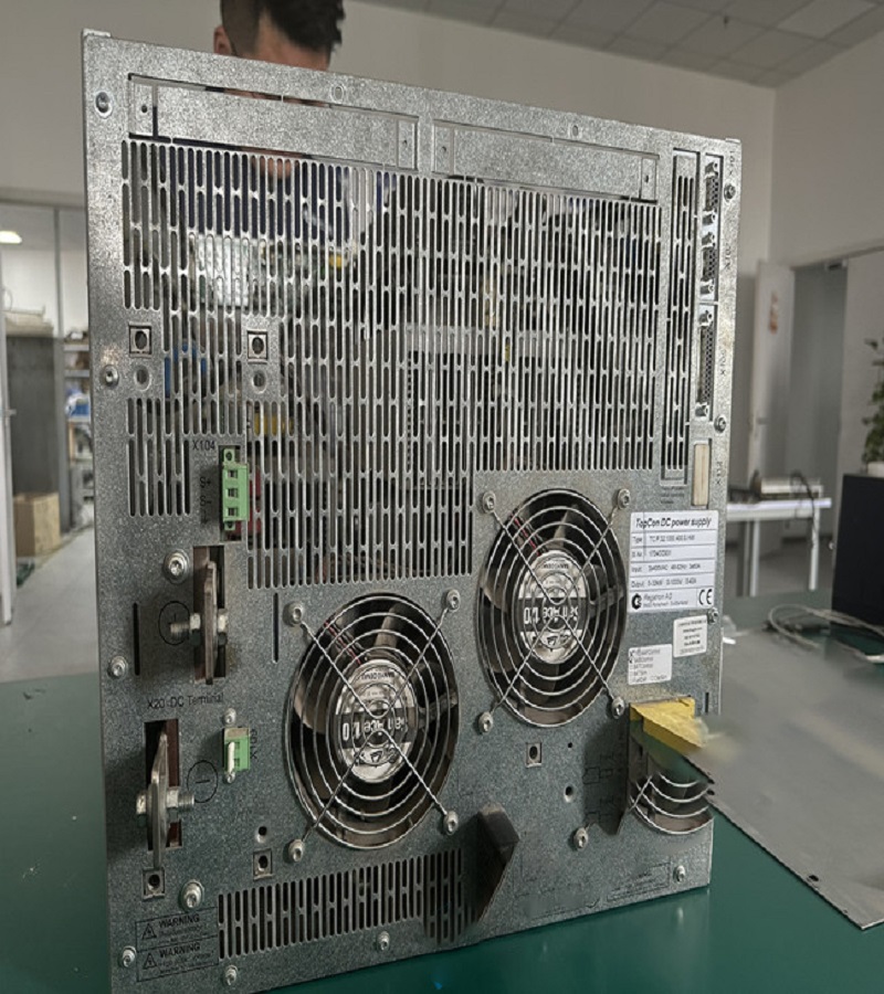 拓普康直流電源TP.C.10KW系列維修-負載能力差維修方法 故障現象一：電源負載能力差 電源負載能力差是一個常見的故障，一般都是出現在老式或是工作時間長的電源中，主要原因是各元器件老化，開關管的工作不穩定，沒有及時進行散熱等。此外還有穩壓二極管發熱漏電，整流二極管損壞等。 維修方法：用萬用表著重檢查一下穩壓二極管，高壓濾波電容，限流電阻有無變質等再仔細檢查一下電路板上的所有焊點是否開焊，虛接等。把開焊的焊點重新焊牢，更換變質的元器件，一般故障即可排除。 故障現象：無直流電壓輸出，但保險絲完好 這種現象說明開關電源未工作，或者工作后進入了保護狀態。 維修方法：首先應判斷一下開關電源的主控芯片UC3842是否處在工作狀態或已經損壞。判斷方法是這樣的：加電測UC3842的第7腳對地電壓，若測第8腳有+5V電壓，1，2，4，6腳也有不同的電壓，則說明電路已起振，UC3842基本正常;若7腳電壓低，其余管腳無電壓或不波動，則UC3842已損壞。UC3842芯片損壞最常見的是6，7腳對地擊穿，5，7腳對地擊穿和1，7腳對地擊穿。如果這幾只腳都為擊穿，而開關電源還是不能正常啟動，則UC3842必壞，應直接更換。若判斷芯片未壞，則就著重檢查開關功率管的柵極(G極)的`限流電阻是否開焊，虛接，變值，變質以及開關功率管本身是否性能不良。除此之外，電源輸出線也有可能斷線或接觸不良也會造成這種故障。因此在維修時也應注意檢查一下。