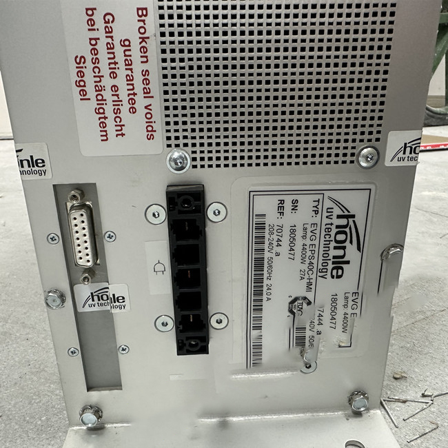 德國Honle UV設備電源維修故障：UV電子電源調光動態響應速度快，從待機到全功率輸出時間只要 8毫秒，無任何系 統震蕩;可以與PLC連接進入人工界面操作，可作出10%的長時間待機，徹底避免系統穩定 時間長，安全性能低等弊端，同時徹底改變了依靠電容來調節燈光的強弱控制方式，且電容的耐壓強度遠遠不夠。PLC安裝接線簡單，操作方便，無須密封安裝在箱體內，可安裝在通風良好的地方，大幅度節省安裝、運輸成本。 德國Honle UV設備電源維修方法： 1、高頻方波技術( 18KHZ方波輸出），比傳統UV變壓器增加20%以上的UV能量輸出，能夠以閃光燈模式工作，降低能耗; 2、軟開關啟動系統，大幅度減低啟動時間(約45秒)，延長燈管使用壽命; 3、單片機動態控制技術，使電源轉換效率達到更高，自動找到燈管的工作電壓和電流，自動進行調整燈管的工作參數; 4、高速IGBT以及軟開關技術，響應速度快，從待機到全功率輸出時間只要 8MS; 5、功率調幅技術，輸出功率10%~100%無級可調，長期待機功率僅要10% 6、相位平衡技術，功率因素96%，，無沖擊電流;
